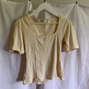 Superfin topp - En väldigt fin topp från Carin Wester, som endast använts en gång. Toppen är beige och med snygg neckline. Fler bilder finns vid intresse. 