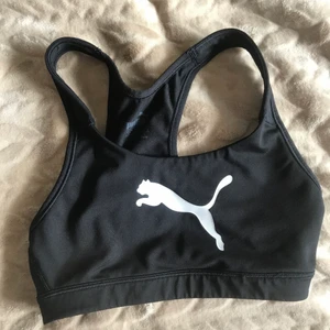 Svart puma sporttopp!  - Svart enkelt puma sporttopp! Finns inga inlägg! Oanvänd topp , storlek S ( det är ganska liten) inklusive frakt!☀️🌸