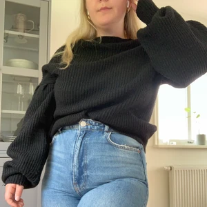 Svart stickad tröja - Stickad tröja från nakd🍄 väldigt stor i storleken så skulle säga att XS-L 🍄väldigt snygg stora ballong ärmar🍄 