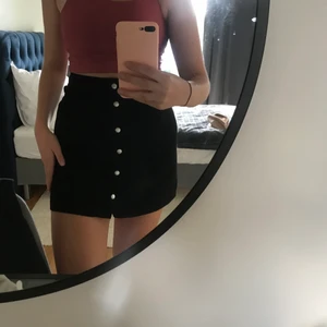 Svart kjol från HM - Svart med knappar kjol från HM! Oanvänd kjol i storlek 38/M! Jag är 1,75 lång och den är perfekt i längden för mig!☀️