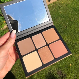 Contour palett från Smashbox - Oanvänt contour kit från Smashbox i färgen ”The Cali Contour”. Frakt tillkommer på antingen 48kr eller 66kr beroende på hur man vill få det skickat till sig😊