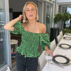 Ganni-inspirerad Zara topp - Sjukt najs Ganni-inspirerad zara topp som köptes för mer än ett år sedan, men som är helt oanvänd! Går att använda både off shoulder o med puffärmarna upp. Så fin!!❤️