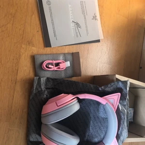 Razer Kraken Kitty BT edition - Säljer mina sprillans nya Razer Kitty bluetooth-hörlurar! Hur söta som helst, perfekt för gaming eller bara för att se söt ut :) De har även rgb. Aldrig använda. Finns en liten reva på förpackningen. Säljer pga att de inte passade mig! Nypris 1 200, Köparen står för frakt. Obs: Jag byter inte. Endast betalning accepteras.