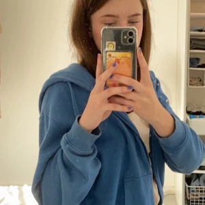 Blå kofta - Säljer denna jättefina kofta ifrån Cubus i storlek M, gillar hur den sitter lite större! Jag älskar den och säljer endast vid bra pris, i jättefint skick och köpte för 299kr så skulle kunna sälja för minst 140kr, jättefin och skön skriv privat för fler bilder. Köp direkt för 170kr+ frakt