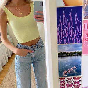 Bershka linne - Jättegulligt ljusgult linne. Så fint men kommer inte till användning. Storlek xs men passar allt från xs-m för att det är stretchigt💓 (lånad bild från alvaa.svensson) (henne jag köpte det av)