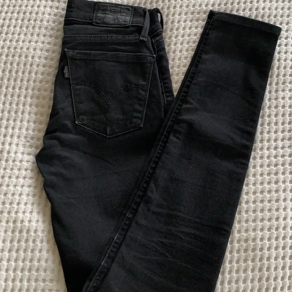 Lågmidjade skiny jeans från Levis, säljer då de är för små för mig 💚💙 Högst budande vinner ! . Jeans & Byxor.