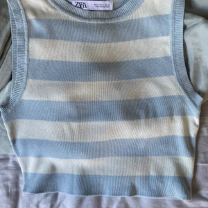Zara randig topp - Säljer min trendiga zara topp eftersom jag inte använder den längre, endast använd fåtal gånger☺️ den finns inte längre på zaras hemsida!