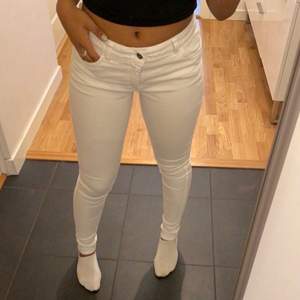 Ett par vita jeans med skin fit, i en lågmidjad modell. Är sann till storleken dem är en 36:a vilket jag brukar ha. Säljer inte för så dyrt, vill bli av med dem. KÖPARE STÅR FÖR FRAKT