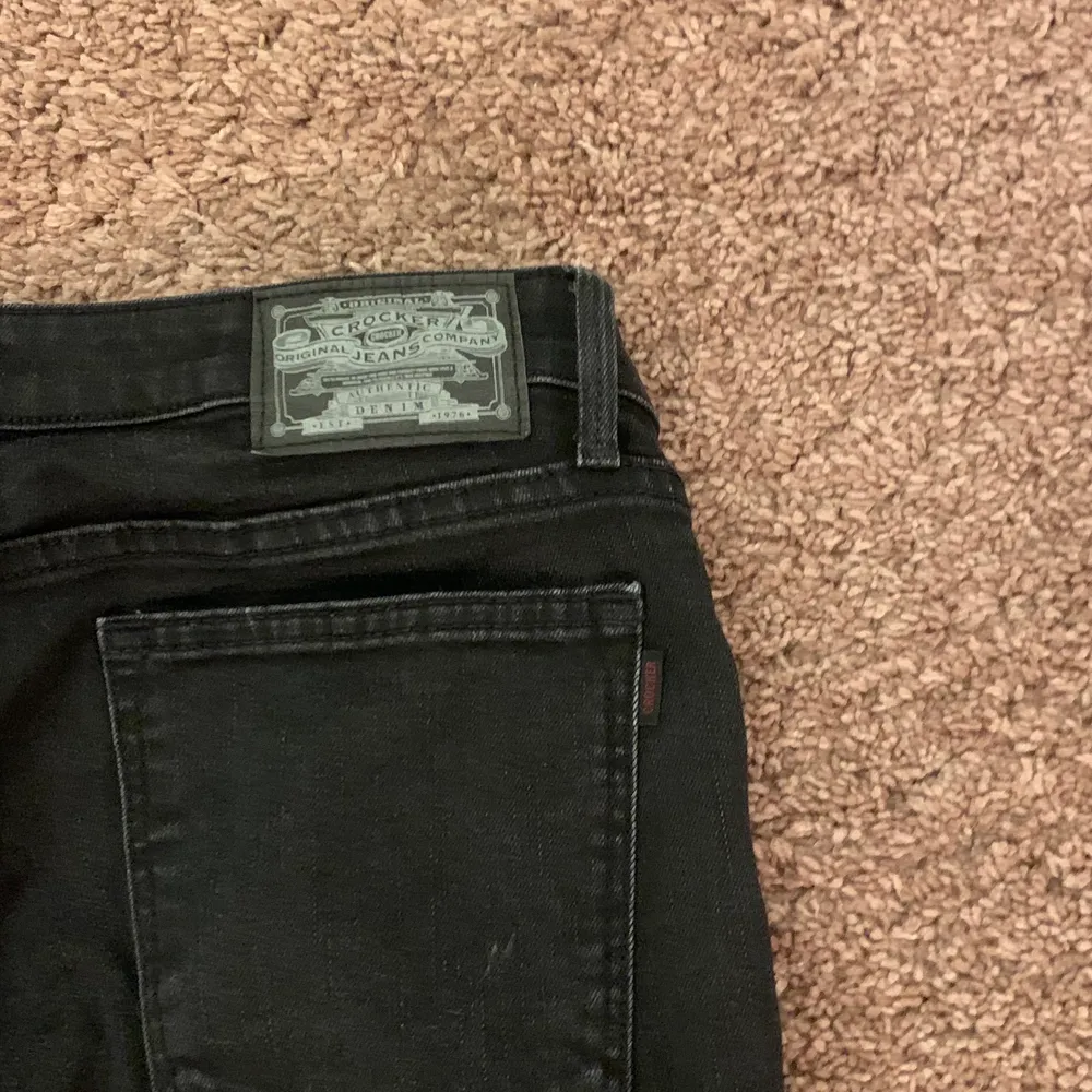 Säljer dessa fina, lågmidjade, bootcut crocker jeans i storlek 32/34 då de är lite för stora för mig. Fint skick och fin tvätt, skriv till mig om ni har frågor eller vill ha mått!❤️. Jeans & Byxor.