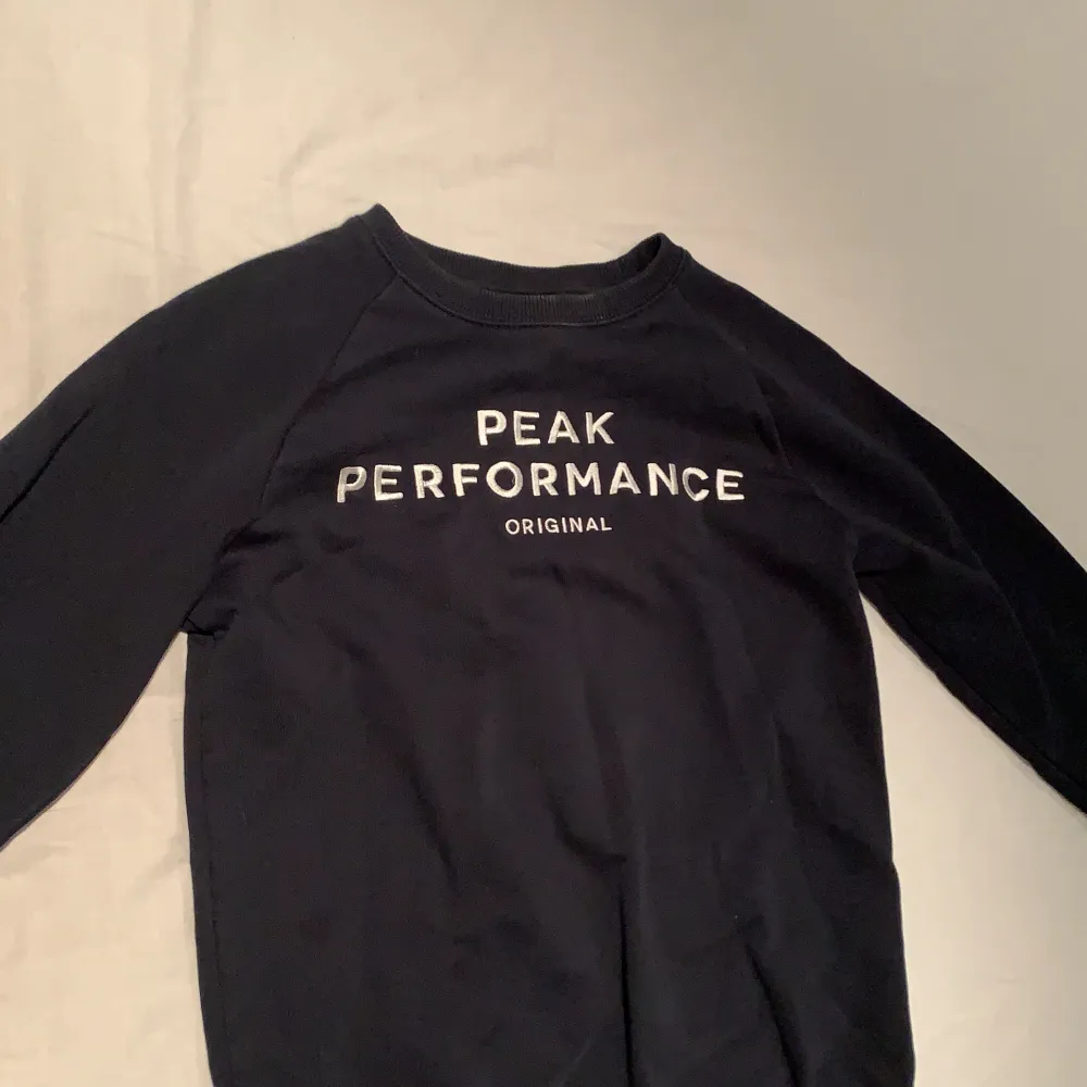 en peak performance sweatshirt i storlek 150 (ord.pris 600kr). Hoodies.