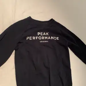 en peak performance sweatshirt i storlek 150 (ord.pris 600kr)