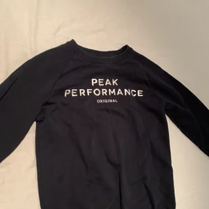 Peak performance sweatshirt  - en peak performance sweatshirt i storlek 150 (ord.pris 600kr)