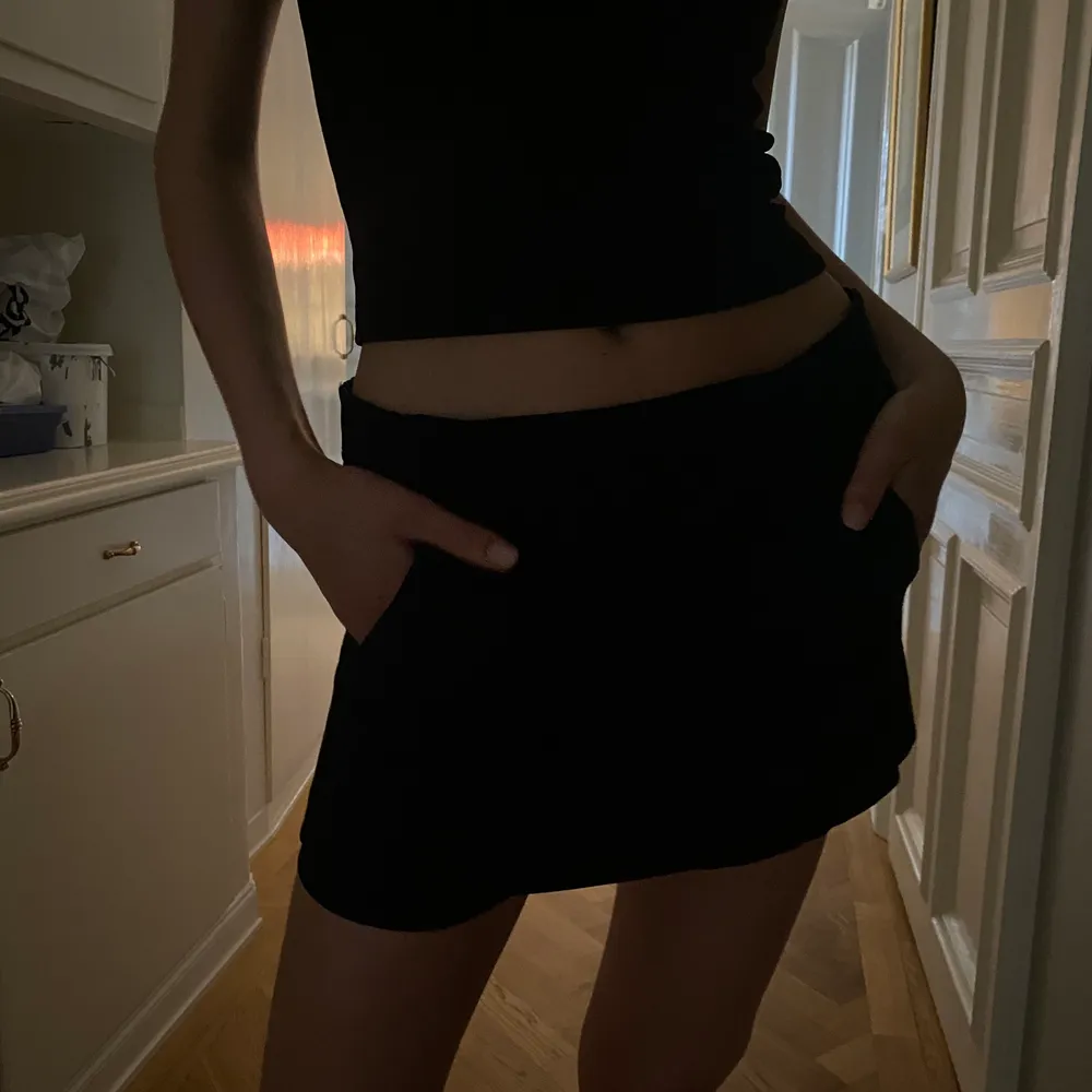 Så snygg maje skort som tyvärr är för liten för mig. Det är alltså ett par shorts som ser ut som en kjol vilket gör den väldigt användbar. Den är marinblå med ränder och har så coola fickor. Den är i storlek 36 och är ganska liten i storleken så passar någon i str xs. Den har ett litet hål på baksidan som enkelt skulle gå att laga. Fråga gärna om bild. Shortsen är självklart äkta och köpta på ni för några år sedan för cirka 2000 kr.  Köparen står för frakt. . Kjolar.