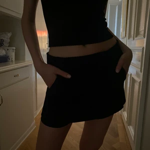 Majla skort - Så snygg maje skort som tyvärr är för liten för mig. Det är alltså ett par shorts som ser ut som en kjol vilket gör den väldigt användbar. Den är marinblå med ränder och har så coola fickor. Den är i storlek 36 och är ganska liten i storleken så passar någon i str xs. Den har ett litet hål på baksidan som enkelt skulle gå att laga. Fråga gärna om bild. Shortsen är självklart äkta och köpta på ni för några år sedan för cirka 2000 kr.  Köparen står för frakt. 
