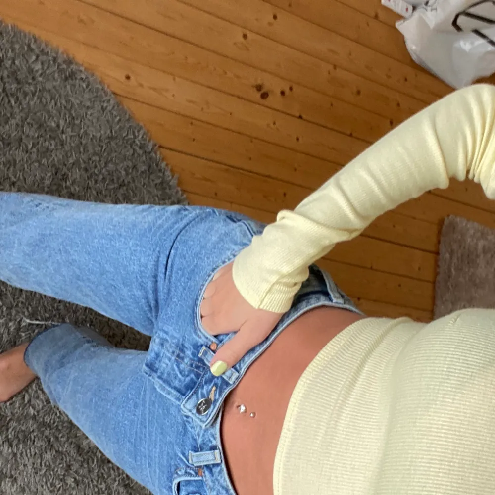 Säljer mina otroligt snygga jeans ifrån bikbok som är raka och med lite slitningar nere vid fötterna🤩 ÄLSKAR färgen och passformen men kommer tyvärr aldrig till använding💙 passar en Xs/S och jag är 166 och dem ner till fötterna/anklarna på mig🥰 köpta för 600kr och säljer för 466 med frakten ink!🤍. Jeans & Byxor.