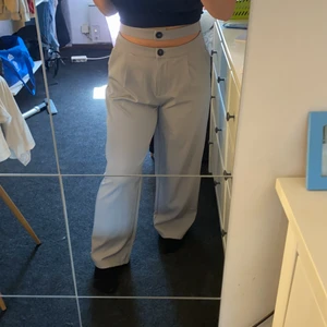 gråa kostymbyxor  - säljer dessa superfina kostymbyxor i storlek L, lite stora för mig men sitter ändå fint. säljer dessa då de inte kommer till användning tyvärr. superskönt material med bra kvalitet och allmänt jättefina! byxorna faller även väldigt fint!💕💕