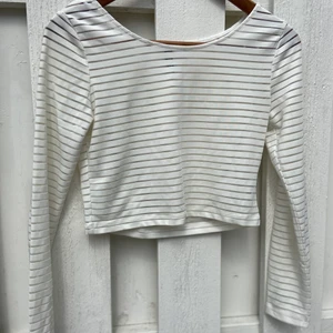 Cropped topp  - Randig (Vit / genomskinlig) cropped topp i storlek XS/S. Använd fåtal gånger och är i bra skick:) 