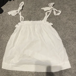 Linne  - Perfekta linnet från hm. Går att ha till allt! Använt fåtal gånger. Stolek xs men passar s också! 