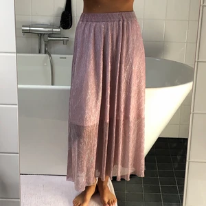 Långkjol  - Långkjol från Soaked in Luxury! strl M✨ går att ha både högmidjad eller lågmidjad! Jag är 173 lång o har strl S, den passar S-M 🌸