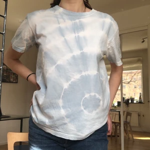 Weekday tröja  - Batikfärgad/tie-dye tröja från weekday i ljusblått. Jättebra kvalitet och knappt använd då den inte riktigt är min stil. Normal passform med lite längre ärmar än vanligt. Storlek s men passar xs-m. 50kr+ frakt ☺️