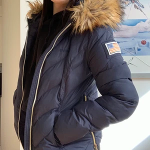 Svea vinterjacka storlek S  - Marinblå vinterjacka från Svea med fuskpäls och guldiga detaljer. Säljs för att den nu är för liten för mig. Frakt ingår ej i priset. 