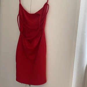 Klänning öppen rygg  - Fin klänning med öppen korsad rygg, storlek 36 endast testad och tvättad säljes då den är för liten för mig. 80kr plus frakt