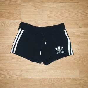 Adidas  - Adidas stl S/M 200kr