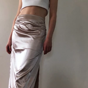 Satin kjol  - Ljusrosa satin kjol!! Inte alls genomskinlig och härligt  material 💛 (oanvänd)