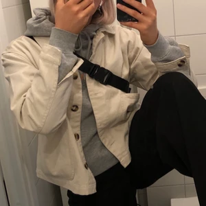 Overshirt/sommarjacka  - Benvit/offwhite overshirt från Monki, en croppad och boxig modell. perfekt nu till sommaren!