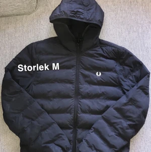 Fred Perry herrjacka  - Säljer av en Fred Perry lättvinds herrjacka i strl M. Sparsamt använd. Det finns lite vitt små färgstänk på framsidan men inget man lägger märke till eller som syns jättebra. Det går kanske att få bort om man lägger manken till men vi har ej testat. Mitt pris 275kr + 66kr spårbar frakt med PostNord. 