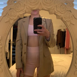 Kavaj beige  - Så fin Ej äkta skinn kavaj. Använder ej längre pågrund av överflöd med kavajer.  Går som båda jacka och fin blazer. Skriv för mer info 