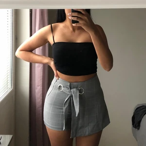 New Yorker shorts - Shorts från New Yorker som typ ser ut som en kjol framifrån. Nyskick :)