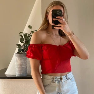 Bardot crop top - Jättesöt bardot crop top från Zara. Knappt använd. Storlek S❤️