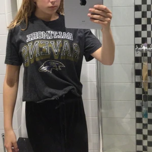 En grå tröja i stl S - Denna är en basic grå tröja med trycket BALTIMORE RAVENS 🥰🥰🤍🤍