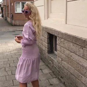 Ljuslila klänning från Gina tricot! - Romantisk ljuslila klänning från Gina tricot. Bra skick, använd ett fåtal gånger!