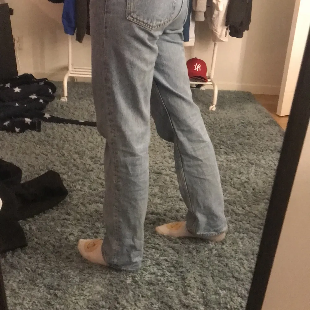 Hej! Säljer ett par super fina straight jeans från Weekday i storlek 24/30! Super bra skick och andvända fåtal gånger. Buda gärna!💗💗. Jeans & Byxor.