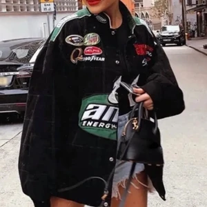 Jacka - Cool jacka, helt oanvänd då jag valde att köpa en annan liknande jacka. Köpt här på plick för 500 kr.