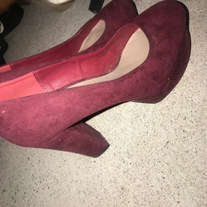 Röda klackar  - Säljer röda klackar från bikbok, jätte sköna att gå med. Kontakta mig för fler bilder 