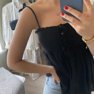 Sommartopp från Juicy Couture - Supersöt sommartopp från Juicy Couture!🌸💞😇 Fint skick! Storlek M, men skulle säga att den är som en onesize, passar allt från en XS-L🌸 Kan mötas upp i Göteborgs området eller posta, köparen står för eventuell frakt💖💖