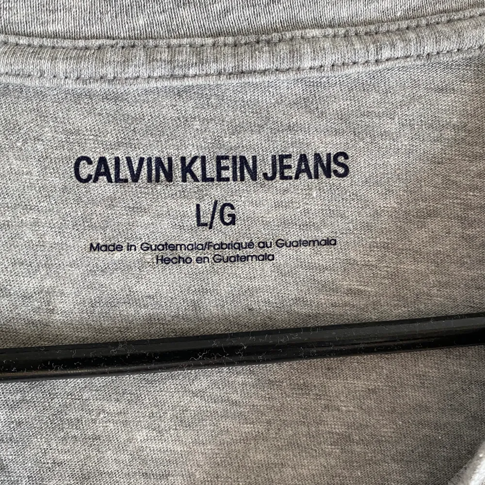 Oanvänd Calvin Klein t-shirt. Lite stor i storleken. T-shirts.