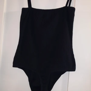 Snygg topp - Sitter superbra, säljes endast då jag behöver rensa garderoben inför flytt. 