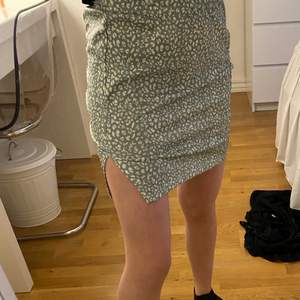 Jättefin kjol från shein. Finns inte att köpa längre på shein storlek xs passar xxs xs s. Aldrig använd. Jörrefin slit detalj 