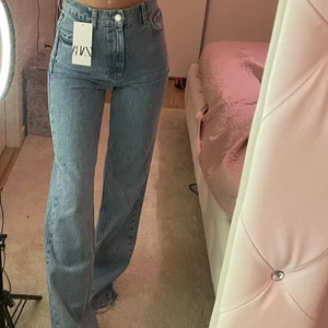 Zara fulllength jeans - Så snygga och långa jeans från zara, använda ett fåtal ggr, lånad bild men kan skicka egna vid intresse, frakt ingår ej💙 Innerbenslängden är 83cm ❗️Högsta bud 220kr❗️