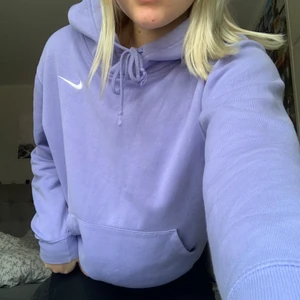 Nike Hoodie - Säljer min pastell blå/lila Nike hoodie, sjukt skön och färgen är så somrig och fin! Storlek Xs passar även s. Köpare står för frakt💜💜💜💙💙