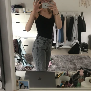 Gråa jeans - Gråa jeans, från ginatricot. Lite stor i storleken för mig, inte använda mer än ett par gånger. 