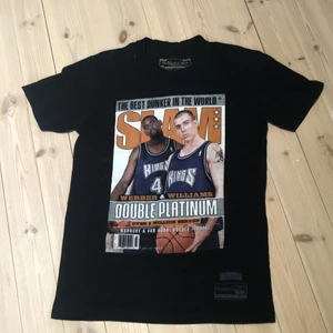 SLAM t-shirt strl S - Säljer för att jag har växt ur. Köpt på Slam’s hemsida för runt 400:-. Jason Williams och Chris Webber på trycket ifrån Slam.
