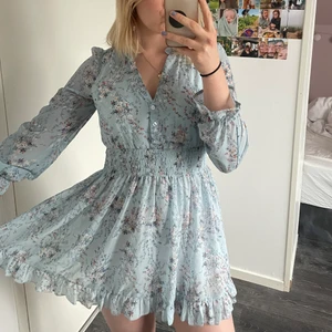 Sommarklänning  - Sommarklänning som är använd en gång på skolavslutningen till 8:an! Supperfin med knappar framtill  och volanger. 💕 