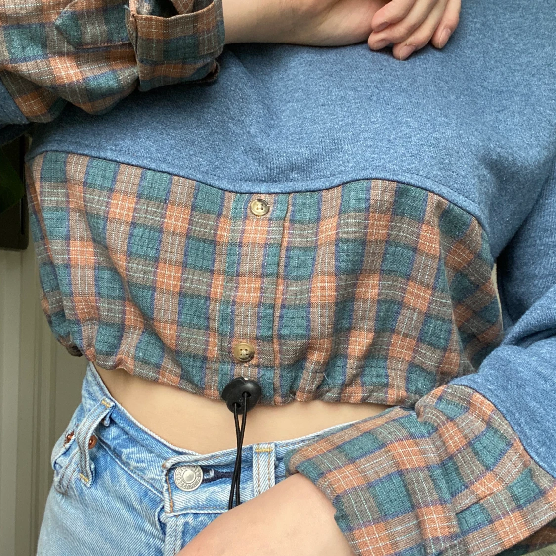 Hoodie med skjortdetaljer