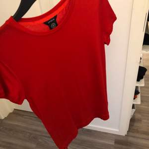 Röd T-shirt i storlek XS. Skönt material