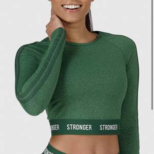 Fin grön stronger träningströja i storlek S! Men passar också en XS! Använd två gånger och jag säljer för jag har många liknande tröjor! Nypriset var 400 kr och jag säljer den för endast 150kr!!!🥰 